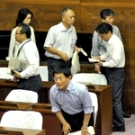 就任当初、所信表明演説があった市議会本会議終了後、市議に深々と礼をする泉房穂・明石市長＝２０１１年６月、明石市議会本会議場
