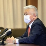 市議会での退任表明を受け、記者会見に応じた明石市の泉房穂市長＝１２日午後、明石市中崎１（撮影・小林良多）
