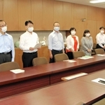 専決処分をした泉房穂市長（右）に対し、議会を軽んじないよう意見表明する議員たち＝２０２１年８月、明石市役所