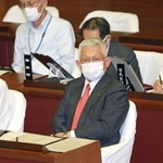 明石市議会で自身に対する問責決議案の提案説明を聞く泉房穂市長＝１２日午後３時５６分、明石市中崎１