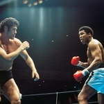 １９７６年６月、「異種格闘技戦」でプロボクシング世界ヘビー級王者ムハマド・アリ（右）と対戦するアントニオ猪木＝日本武道館（ゲッティ＝共同）