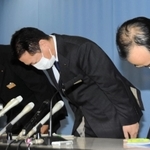 不正に親族らの住民票を取得し、個人情報を閲覧した兵庫県職員を懲戒免職し、記者会見でおわびする県幹部ら＝兵庫県庁