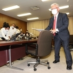 市議会で市長退任を表明後、記者会見した明石市の泉房穂市長。決断に至る思いを話し、会見場を後にした＝１２日、明石市中崎１