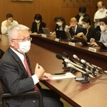 市議会で市長退任を表明後、記者会見した明石市の泉房穂市長。決断に至る思いを説明した＝１２日、明石市中崎１