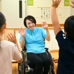 保育園の子どもたちとあいさつを交わす尾堂千咲希さん＝神戸市西区学園西町１、西神戸ＹＭＣＡ保育園（撮影・秋山亮太）
