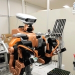 スプリング８で試験運用されている研究補助ロボット＝佐用町光都１