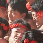歯を食いしばって屋台を練る松原地区の氏子たち＝１５日午前、姫路市白浜町（撮影・鈴木雅之）