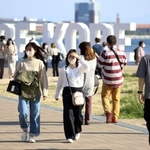 全国旅行支援が始まって初の週末を迎え、多くの観光客らでにぎわうメリケンパーク＝１５日午後、神戸市中央区波止場町（撮影・辰巳直之）