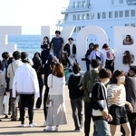 全国旅行支援が始まって初の週末を迎え、多くの観光客らでにぎわうメリケンパーク＝１５日午後、神戸市中央区波止場町（撮影・辰巳直之）