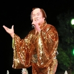 大阪城の天守閣復興９０周年イベントで「マツケンサンバ２」を披露する松平健さん＝大阪市中央区