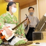 松永忠次郎さん（右）から三味線を教わる中務光夏さん＝神戸市中央区元町通１