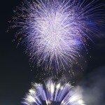 雨の神戸港を彩った花火＝１７日夜、神戸市中央区波止場町（撮影・中西幸大）