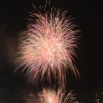 ７００発の花火が打ち上がった「みなとＨＡＮＡＢＩ」＝１７日夜、神戸市中央区港島２、ポートアイランド北公園から（撮影・坂井萌香）