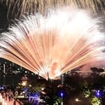 雨の神戸港を彩った花火大会「みなとＨＡＮＡＢＩ」＝１７日夜、神戸市中央区波止場町（撮影・中西幸大）