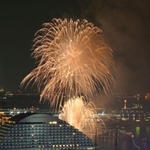 神戸港の夜空を彩る花火大会「みなとＨＡＮＡＢＩ」＝１７日夜、神戸市中央区東川崎町１から（撮影・秋山亮太）