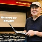 ノートパソコンを手に映写機を操作する洲本オリオンの野口仁支配人＝洲本市本町５