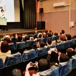 人気俳優が舞台あいさつに訪れ満員となった館内＝４月１７日、洲本市本町５「洲本オリオン」