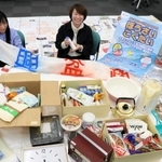 人と防災未来センター主任研究員の（左から）正井佐知さん、林田怜菜さん、高原耕平さん。段ボール箱には、避難所で使われた生活用品などが入っている＝神戸市中央区脇浜海岸通１、同センター