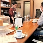 １０月からコーヒーを値上げした粂慶治さん（左）。「何とか工夫したけど限界です」＝神戸市中央区北長狭通１