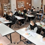 六甲山の研修施設で日本語を学ぶ外国人技能実習生＝５月、神戸市灘区六甲山町