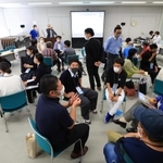 防災や被災経験の伝え方について、大人も交えて話し合う高校生たち＝２２日午後、神戸市中央区脇浜海岸通１（撮影・鈴木雅之）