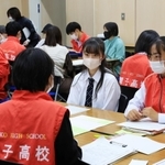 被災者と未災者とをつなぐ言葉について話し合う高校生たち＝２２日午後、神戸市中央区脇浜海岸通１（撮影・鈴木雅之）