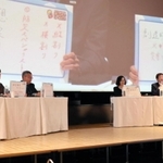 兵庫県の斎藤元彦知事（右端）、神戸市の久元喜造市長（右から２人目）ら首長、学識者らが討論した「ハイレベルセッション」＝神戸市中央区、人と防災未来センター