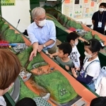 屋外展示ブースでは治山ダムの構造を紹介するコーナーも＝２２日午後、神戸市中央区脇浜海岸通１（撮影・中西幸大）