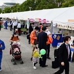大勢の来場者でにぎわったぼうさいこくたいの屋外展示ブース＝２２日午後、神戸市中央区脇浜海岸通１（撮影・中西幸大）