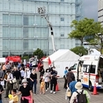 神戸で開幕した「ぼうさいこくたい」。会場周辺は多くの人でにぎわった＝２２日午後、神戸市中央区脇浜海岸通１（撮影・中西幸大）