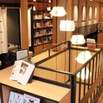 本を読みながらゆったりと過ごせる空間＝豊岡市城崎町湯島（撮影・丸山桃奈）