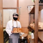 １坪ほどの店内でシンプルなパンを販売する橋本宏平さん＝豊岡市城崎町湯島