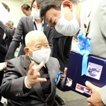 集会後に支援者と話す有本恵子さんの父明弘さん（左）＝２３日午後、東京都千代田区