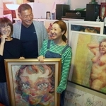 浜口望さんの残した絵に囲まれる（左から）母雅子さん、父栄俊さん、妹小百合さん＝神戸市中央区