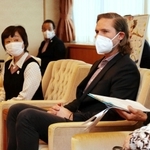 神戸２０２４世界パラ陸上の成功に向けて神戸市長を表敬訪問した世界パラ陸連代表のポール・フィッツジェラルド氏と増田明美大会組織委会長ら＝神戸市中央区加納町６、神戸市役所