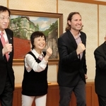 神戸２０２４世界パラ陸上の成功に向けてポーズをとる（左から）久元喜造神戸市長、増田明美大会組織委会長、ポール・フィッツジェラルド世界パラ陸連代表、安井俊彦神戸市会議長＝神戸市中央区加納町６、神戸市役所