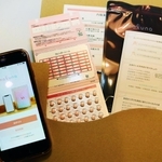 アプリ「スマルナ」の画面と、利用者に届けられるピルのセット＝大阪市北区（画像の一部を加工しています）