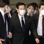 　首相官邸に入る山際経済再生相（中央）＝24日午後