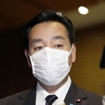 　岸田首相に辞表を提出した後、記者の質問に答える山際経済再生相＝24日午後、首相官邸