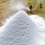 ゲレンデに勢いよく振りまかれる人工雪＝２５日午前、神戸市灘区六甲山町、六甲山スノーパーク（撮影・秋山亮太）