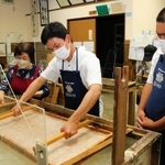 紙衣を復元するため、皆田和紙の紙すきに挑む佐用高校の生徒ら＝９月、兵庫県佐用町上月、皆田和紙紙すき文化伝承館
