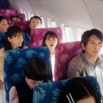 旅客機の客室で幼少期のヒロインと家族が談笑するシーンは、豊岡市のコウノトリ但馬空港の展示機内で撮影した（ＮＨＫ提供）