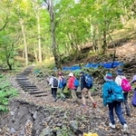 恩師が亡くなった御巣鷹山を登る卒業生ら＝群馬県上野村（提供写真）