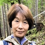 遺族の小澤紀美さん。教え子を案内したのは「亡くなった人を忘れず、思い続けていることがうれしかったから」 ＝群馬県上野村（提供写真）