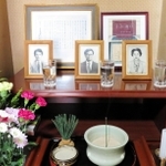 親和女子高校の校内に飾られている３教諭の遺影。水や花は今も欠かさない＝神戸市灘区土山町 