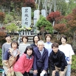 慰霊登山に参加した卒業生と教員、遺族ら＝群馬県上野村（提供写真）