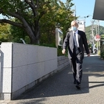 神戸連続児童殺傷事件の全記録廃棄を受け、理由や経緯の調査を求める要望書を提出するため神戸家裁に入る土師守さん＝２８日午後、神戸市兵庫区荒田町３（撮影・秋山亮太）