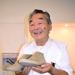 イニエスタ選手の靴型を手にする大山義勝さん＝神戸市長田区二番町１