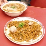 「焼きと中華」と注文する麺ダブル食い＝江洋軒