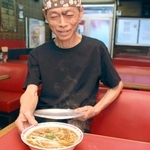 「焼きと中華」と注文する麺ダブル食い＝江洋軒